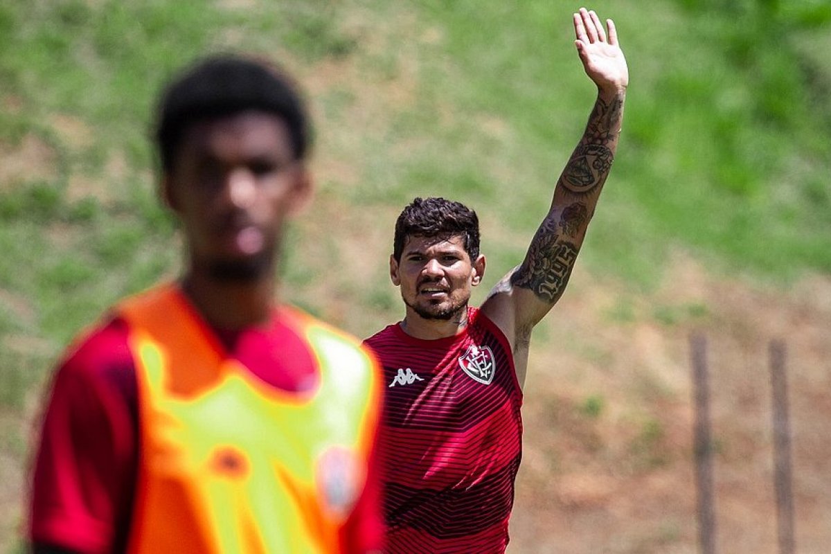 Apenas um ponto acima do Z-4, Vitória visita líder América-MG na Série B