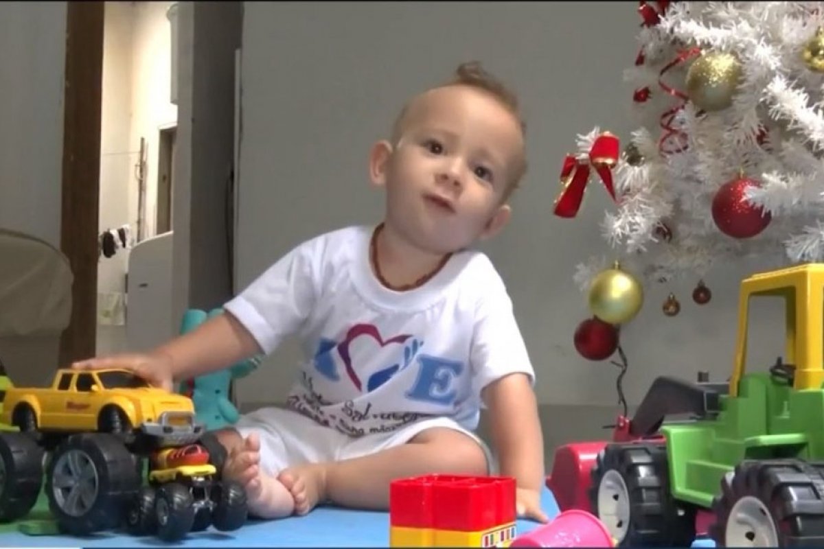 Pais de criança com atrofia muscular entram na Justiça para governo federal comprar remédio