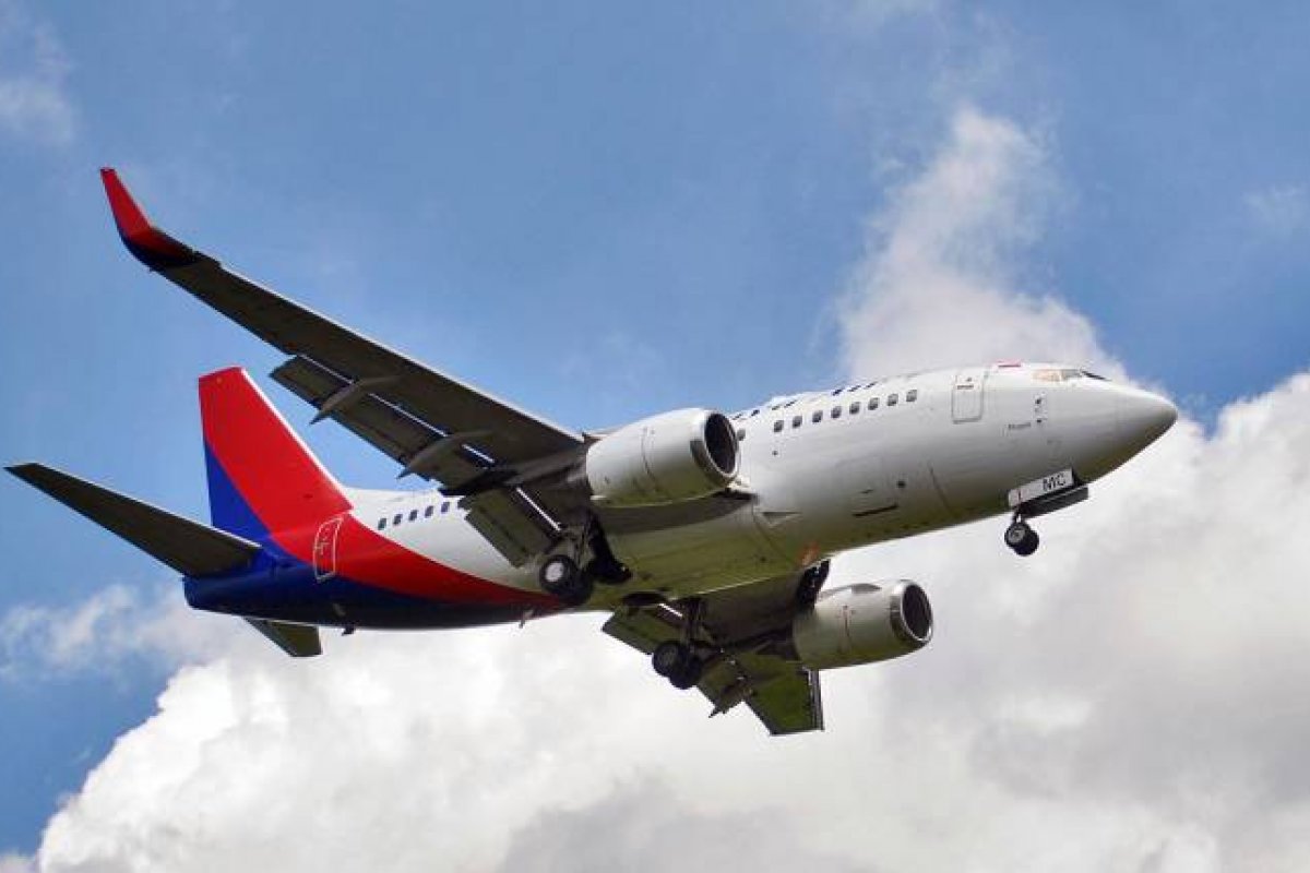 Equipes de resgate localizam caixas-pretas de avião que caiu na Indonésia