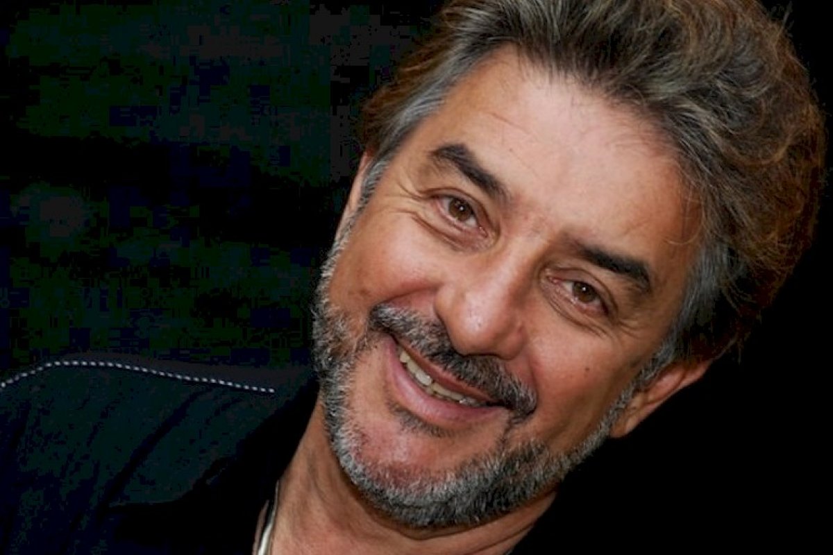 Cantor comemora 50 anos de carreira no Sarau de Itapuã