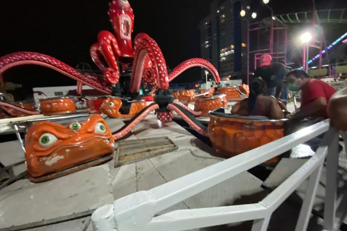 Jovem fica ferida após queda de brinquedo em parque de diversões