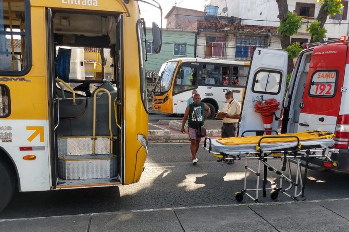 Vídeo: Cinco pessoas ficam feridas após batida entre quatro veículos na Av. Suburbana