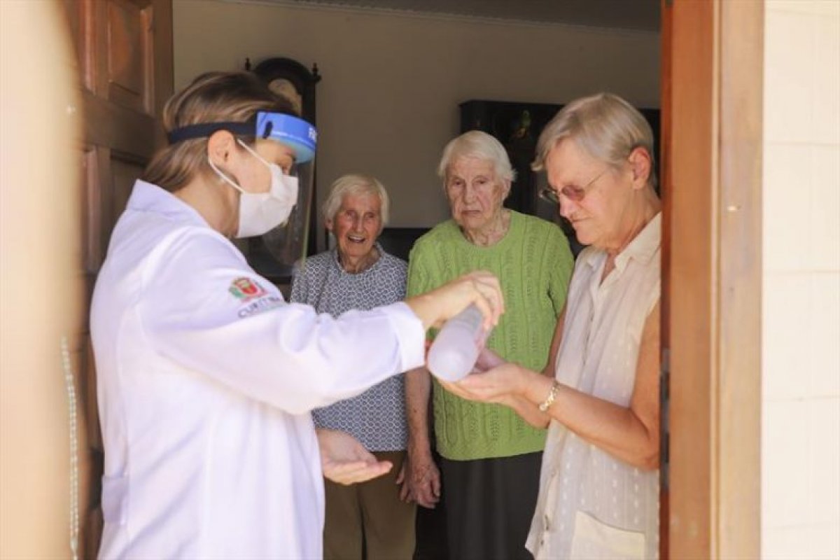 Dados da Anvisa revelam que Covid-19 chega a 24% das residências para idosos do Brasil