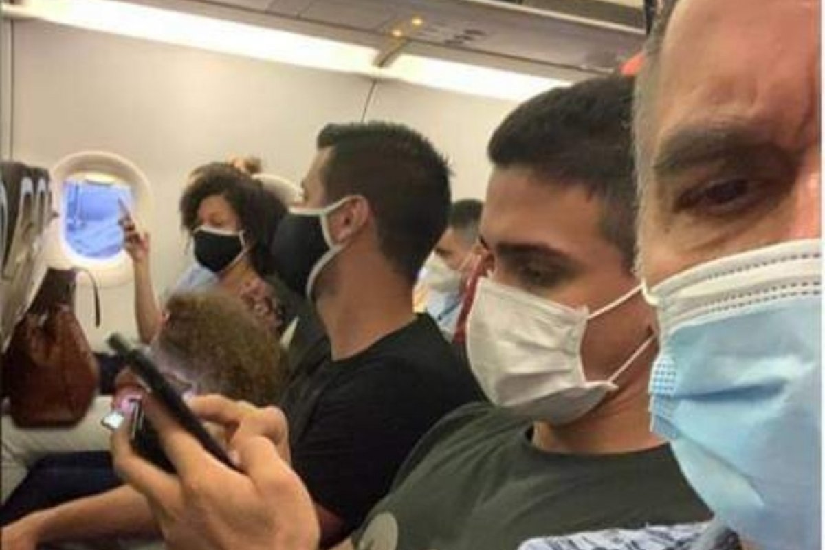 Ator da TV Globo posta de dentro de avião cheio e questiona: 'Onde está distanciamento social?'