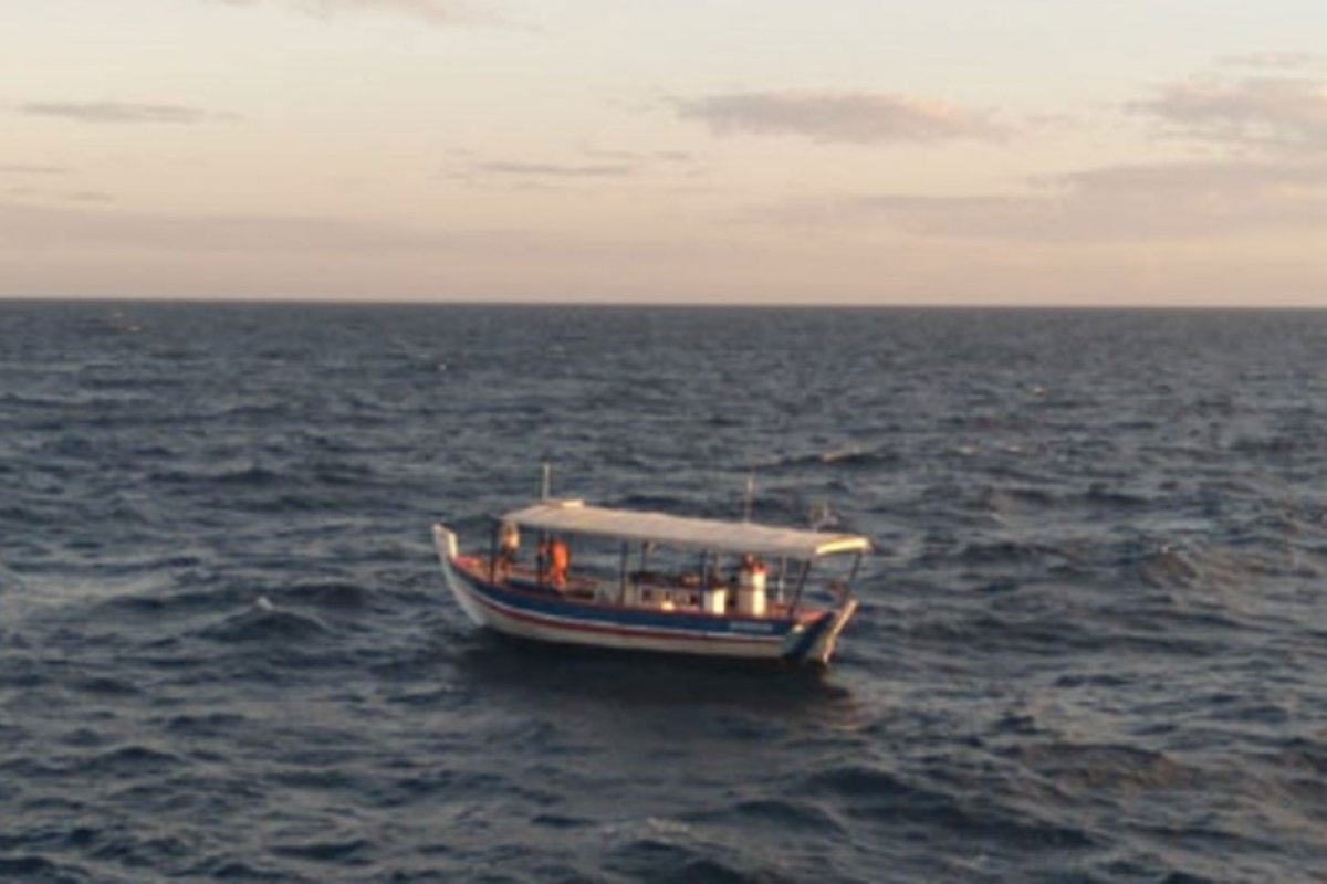 Após desaparecerem por 4 dias, pescadores idosos são achados à deriva no mar da Ilha de Itaparica