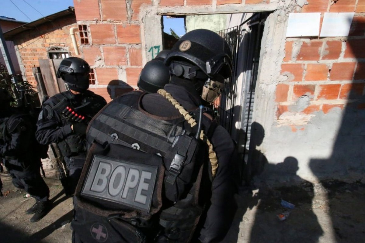 Invasão à residência em Salvador termina com um baleado e três presos