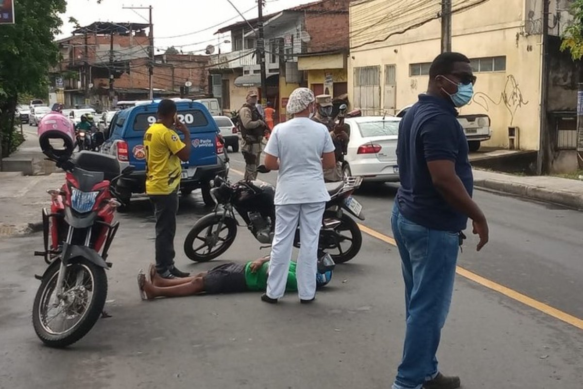 Mulher fica ferida após cair de garupa de moto em Salvador