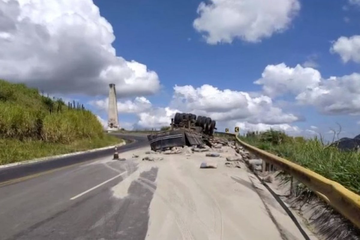 Caminhão capota e motorista escapa ileso