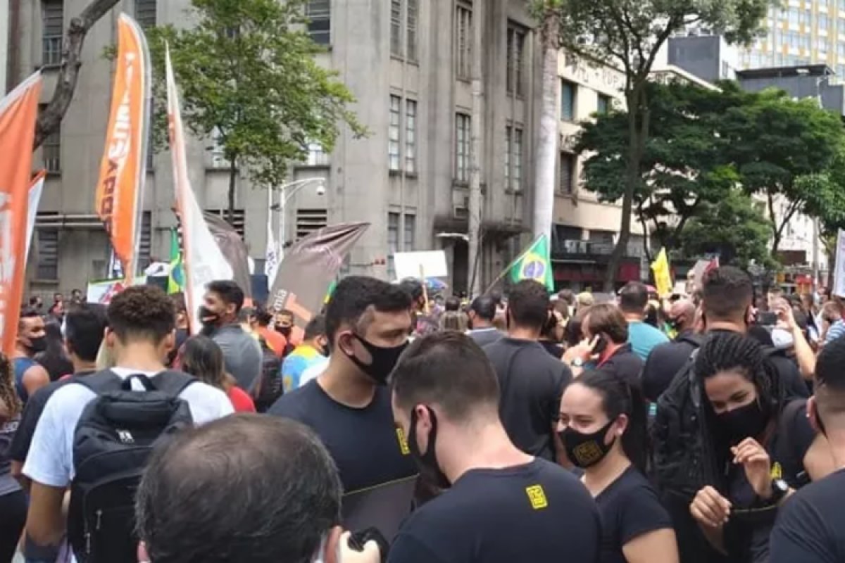 Comerciantes protestam contra lockdown ruas de Belo Horizonte nesta segunda-feira (11)
