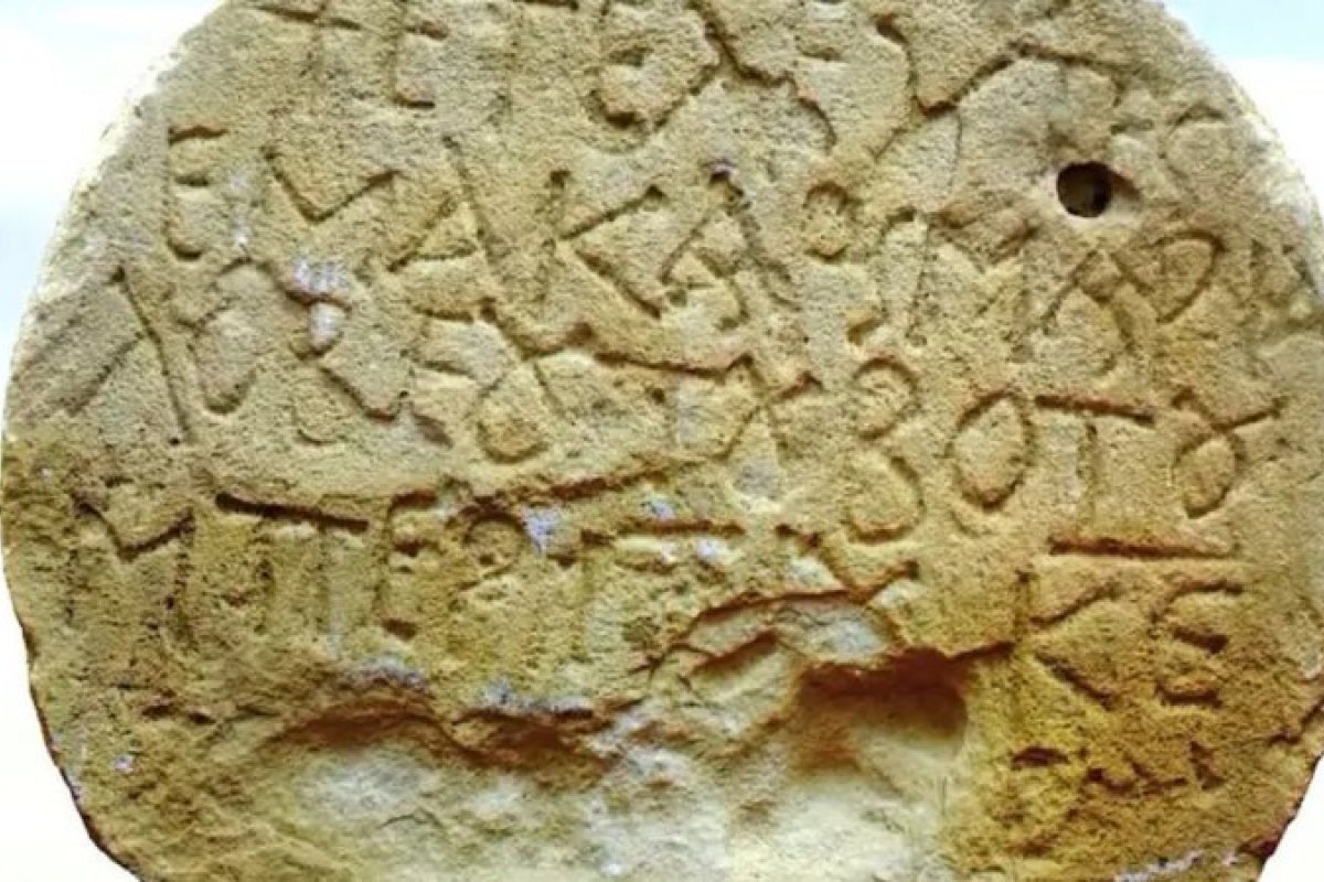 Pedra de 1,4 mil anos com inscrição em grego antigo é encontrada em parque de Israel