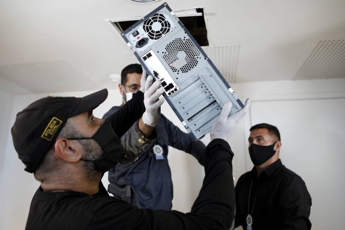Polícia encontra CPU no forro de um teto em sala que foi da Riotur