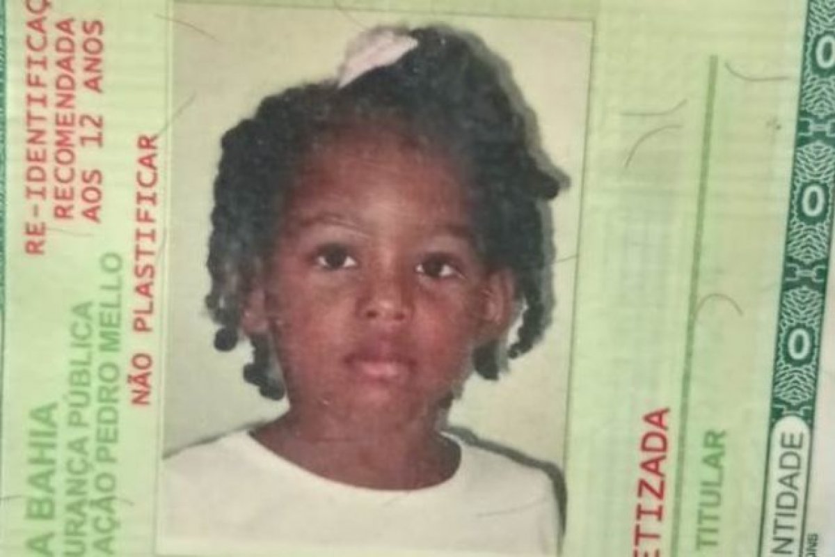 Menina de 6 anos morre enforcada enquanto brincava de balanço