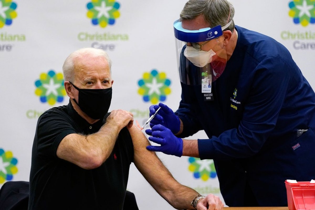 Joe Biden recebe segunda dose da vacina da Pfizer