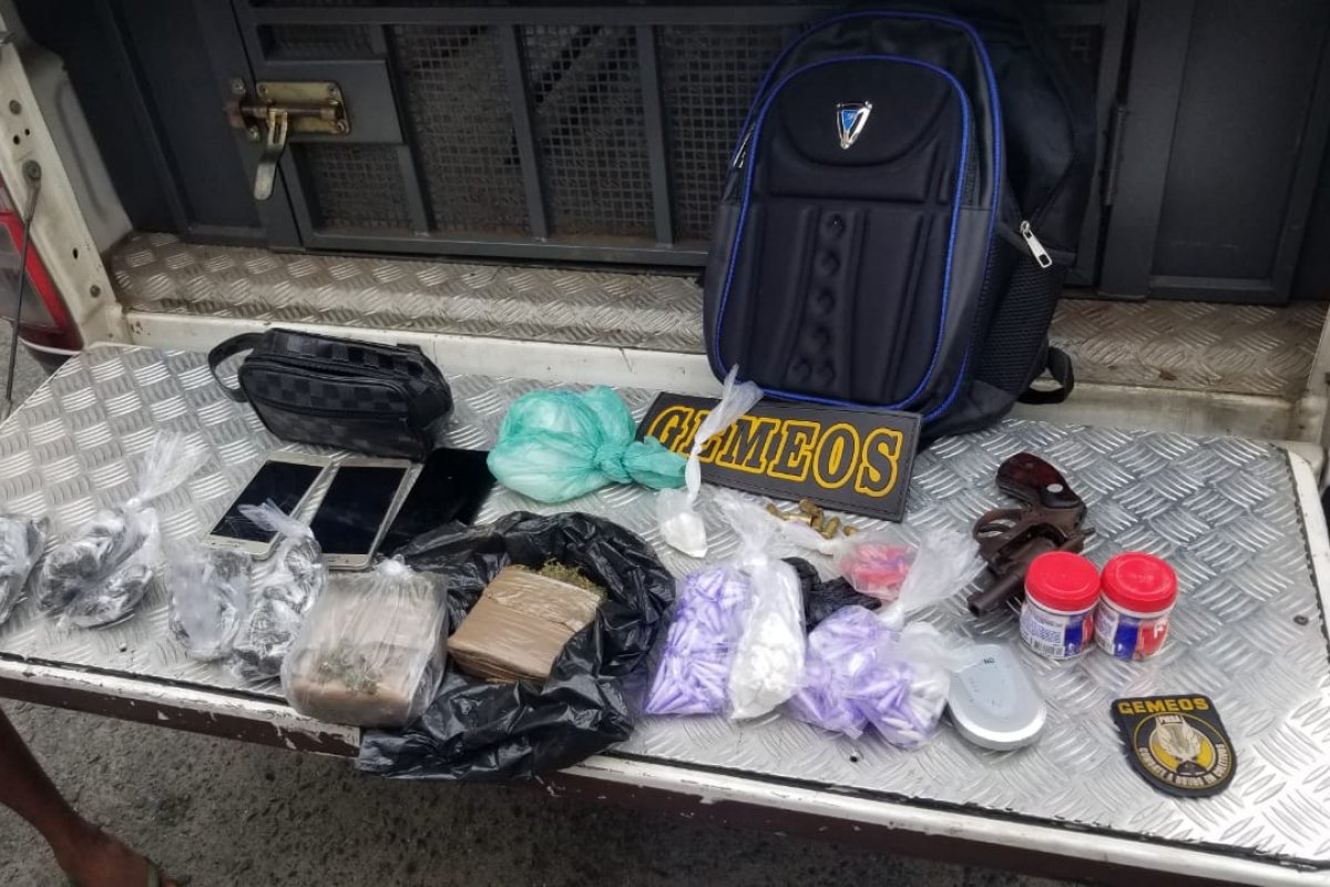 Duas pessoas são presas com arma e material relacionado ao tráfico de drogas