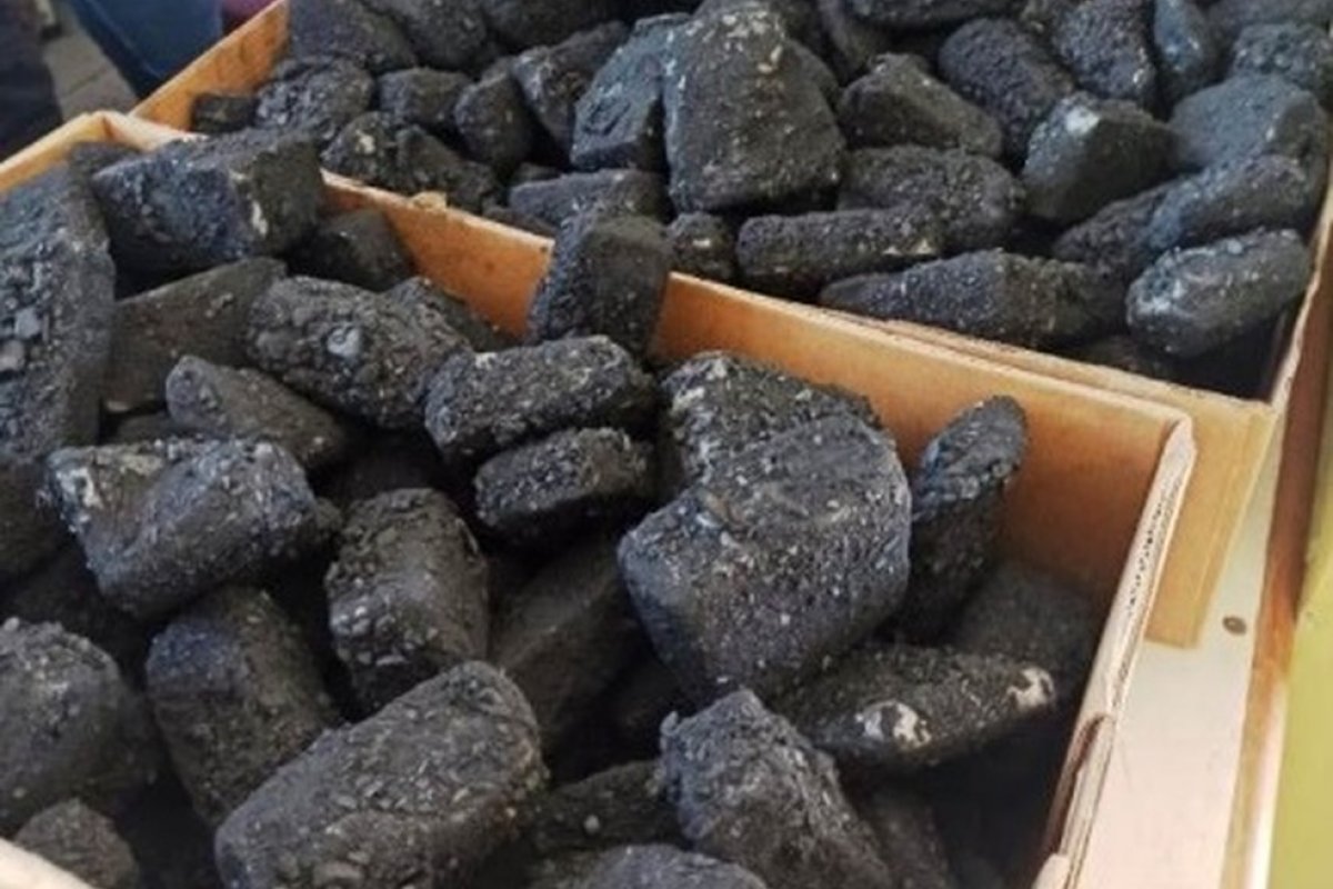 Vídeo: Drogas em formato de carvão surpreende até policiais