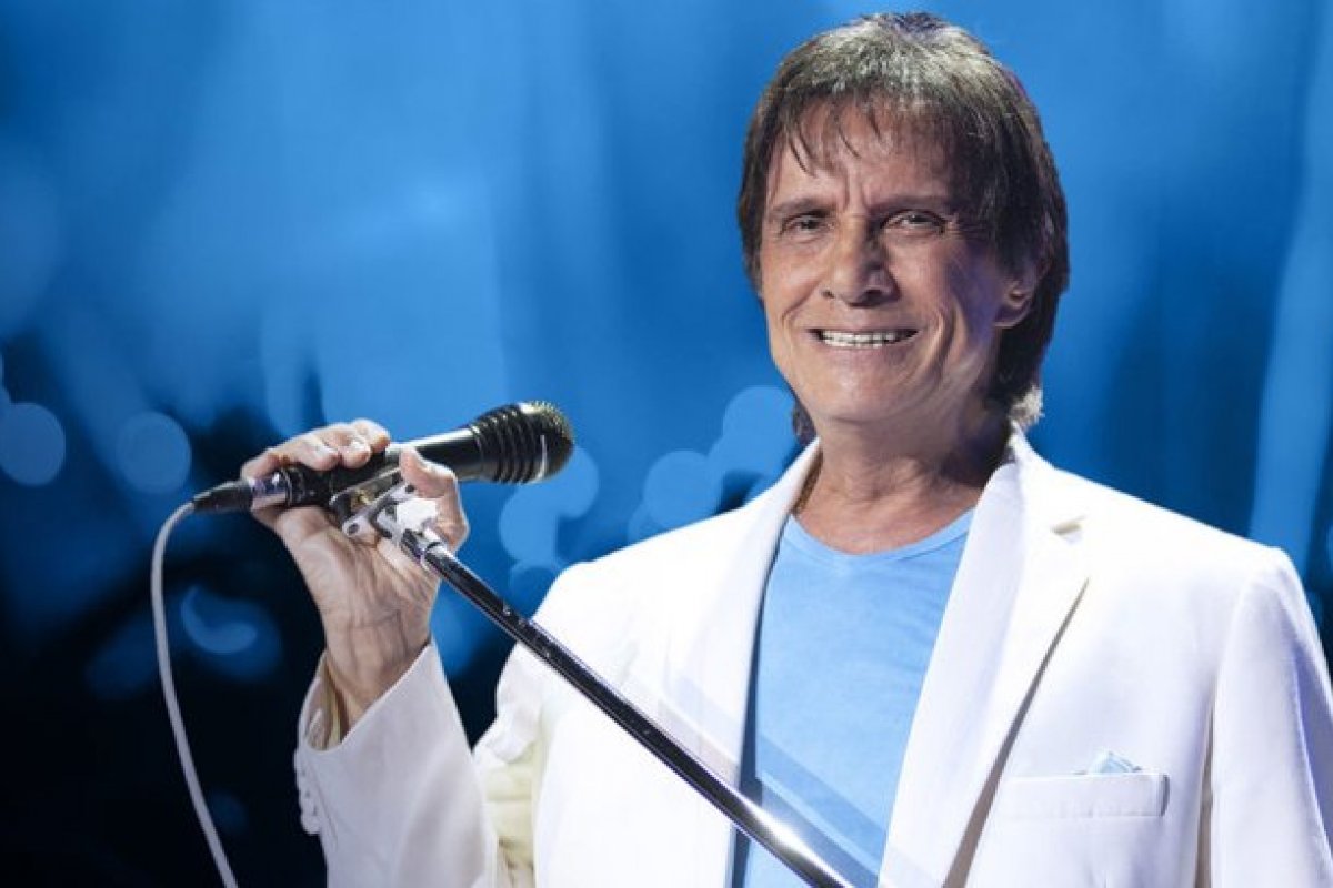 Morando em Miami, Rei Roberto Carlos está vendendo iate avaliado em R$ 100 milhões