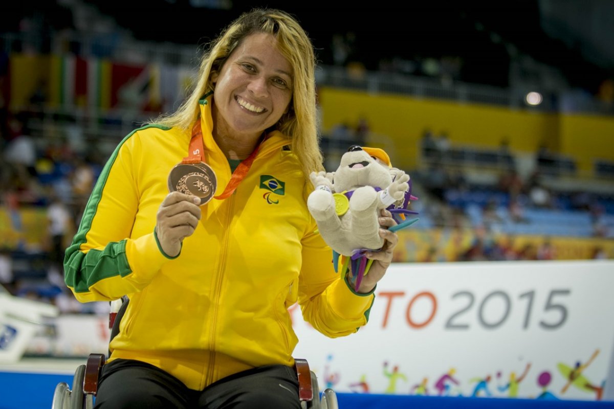 Nadadora paralímpica medalhista em Pequim realiza vaquinha para tratamento de doença