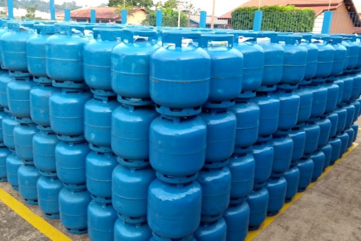 Revendedores estimam que preço do botijão de gás em 2021 pode chegar a R$ 200