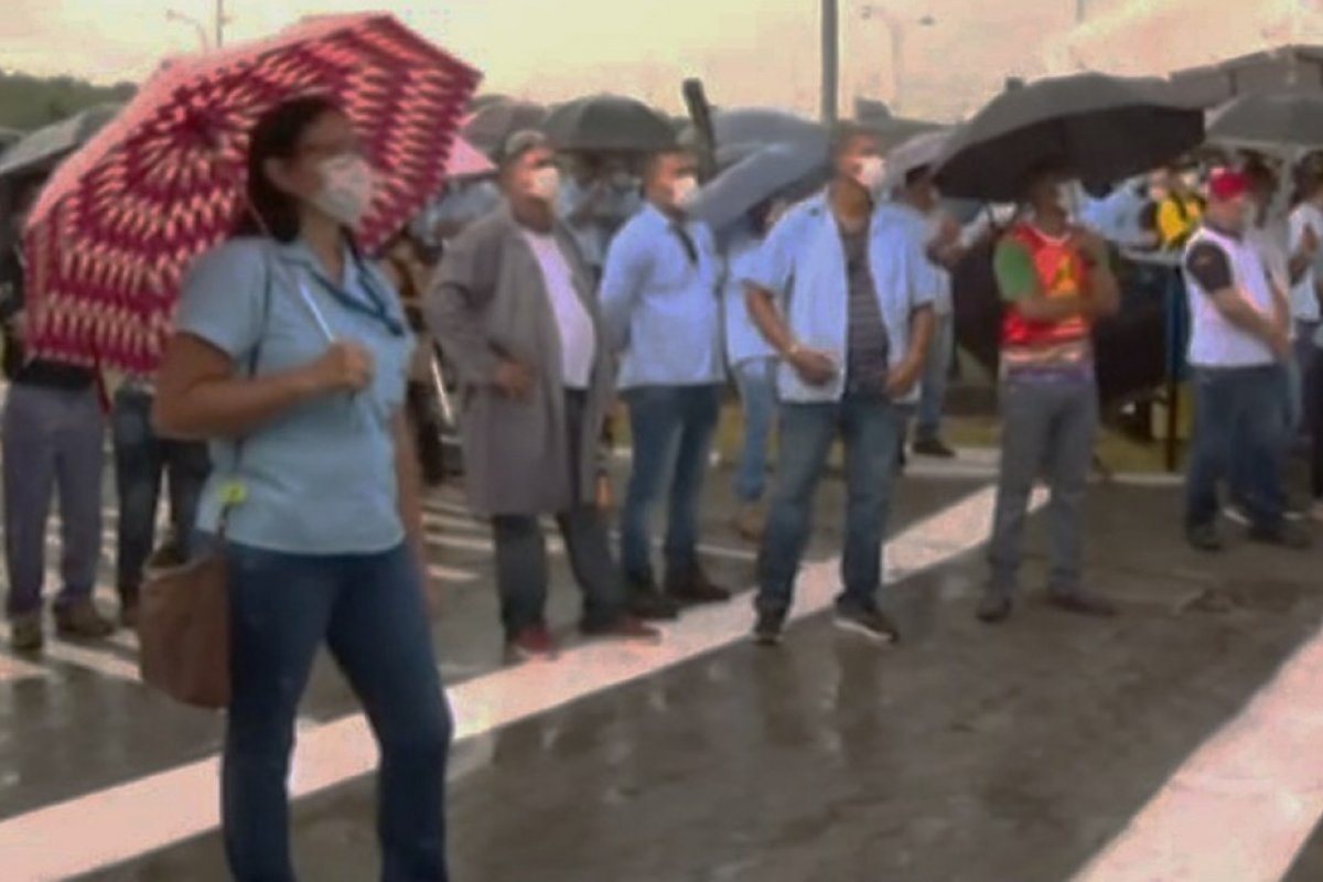 Funcionários da Ford protestam contra fechamento da fábrica em Camaçari