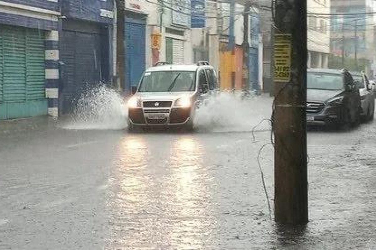 Salvador tem chuva forte e pontos de alagamento nesta terça-feira (12)