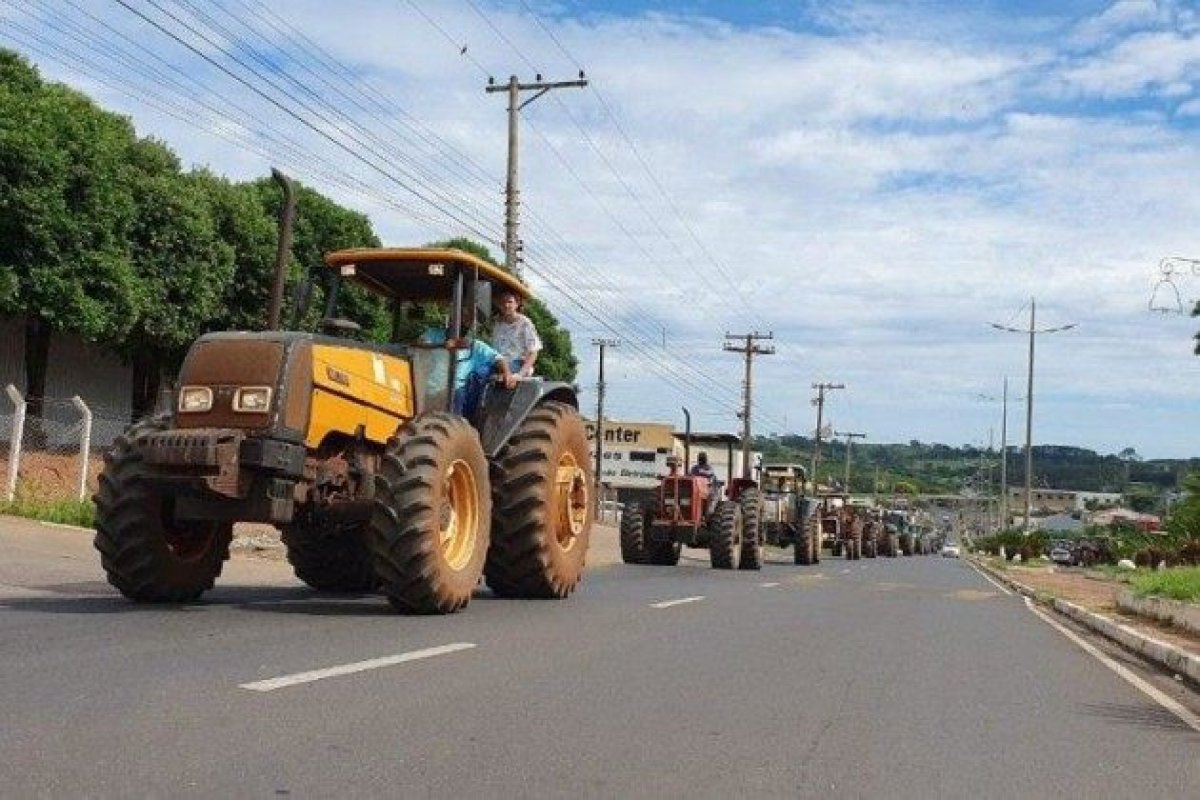 Vídeo: Produtores rurais de SP prometem novo "tratoraço" em sede do governo Doria caso aumento do ICMS não seja revogado
