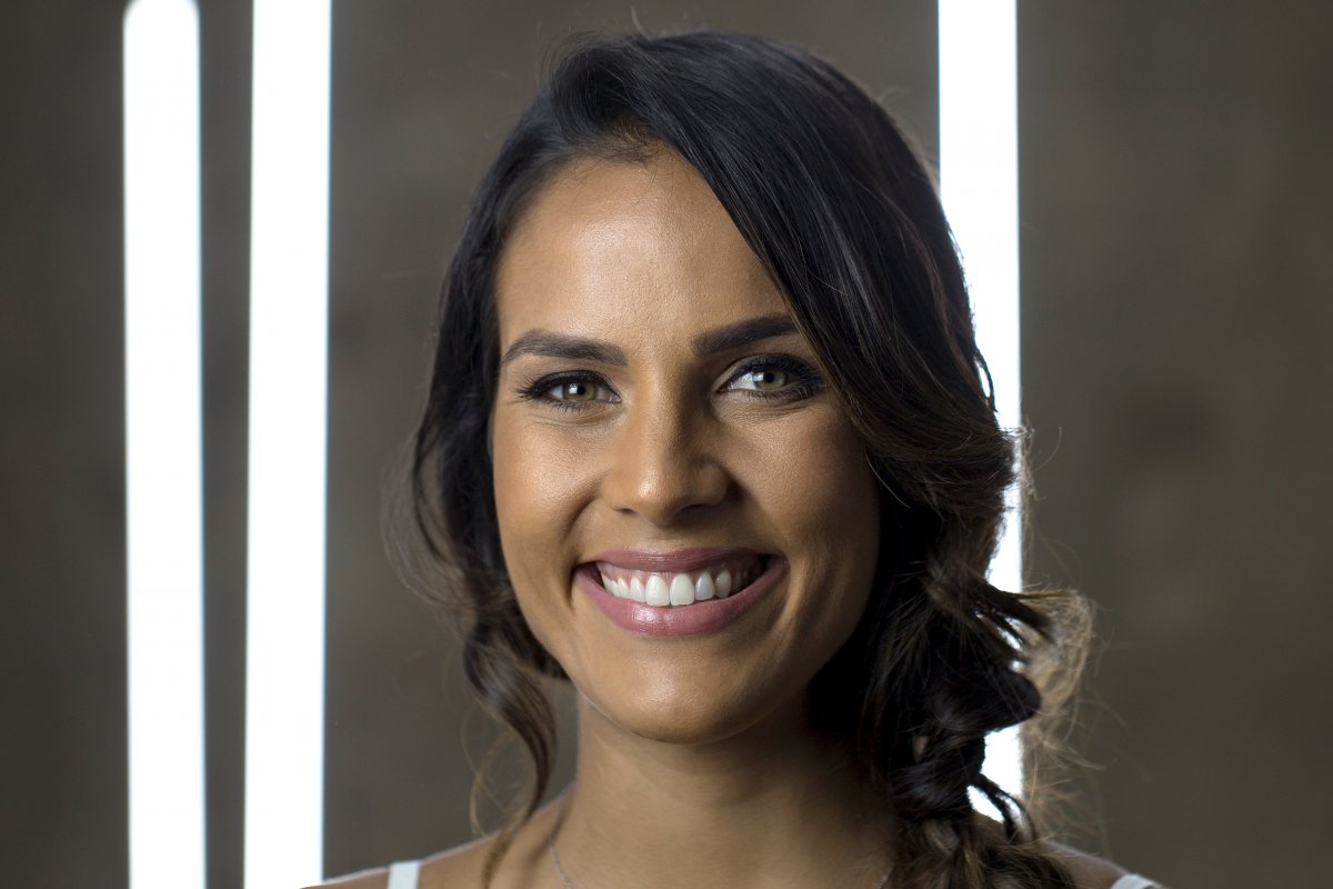 Ju Moraes apresenta novo show cantando pela primeira vez em Teatro