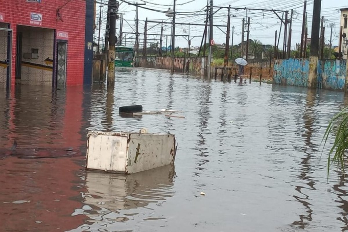 Funcionamento de trens no Subúrbio de Salvador é suspenso após fortes chuvas