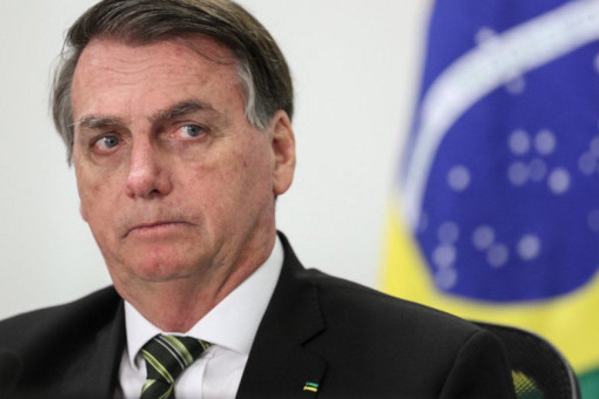 Justiça do DF dá prazo de 72h para Planalto explicar sigilo em cartão de vacinação de Bolsonaro