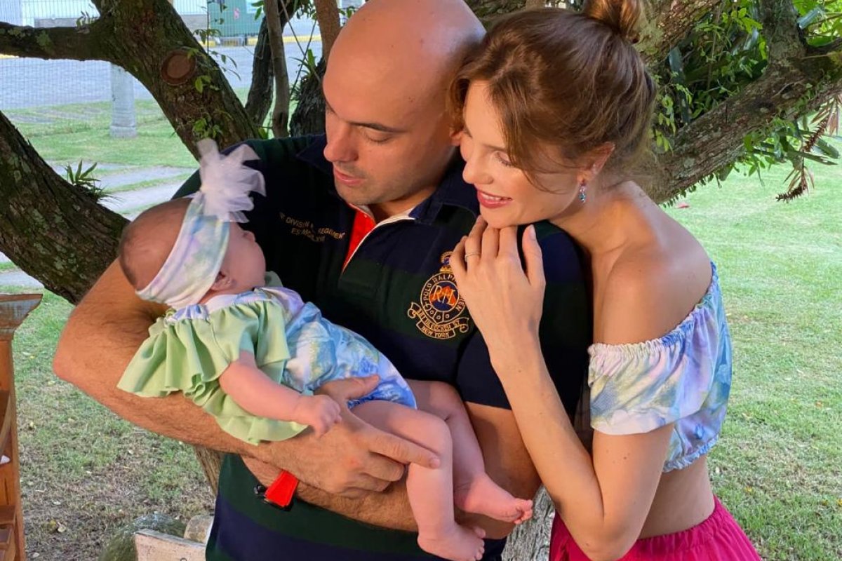 Apresentadora Júlia Pereira comemora o 2º mês de vida da filha