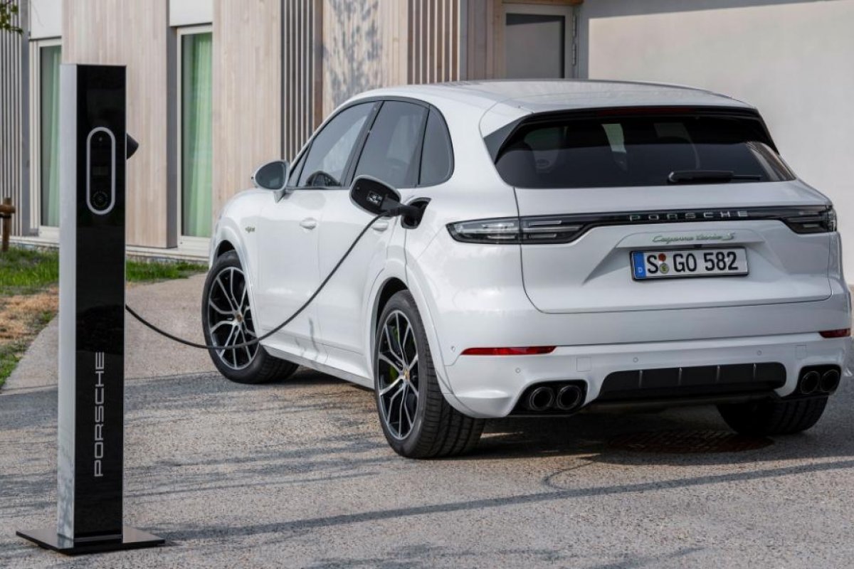 Porsche inicia pré-venda do Cayenne Turbo S E-Hybrid