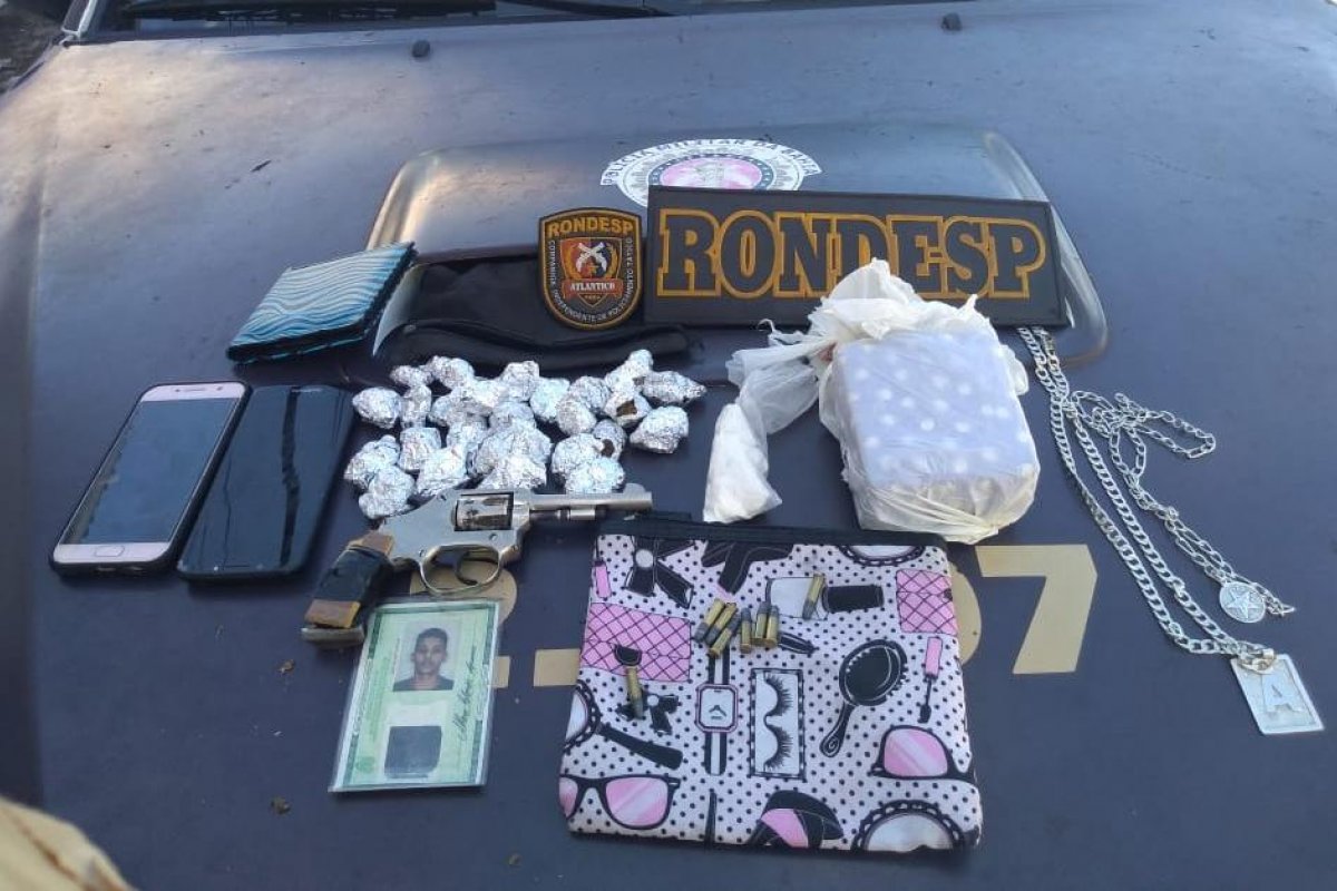 Revólver, maconha e cocaína são apreendidos em Pituaçu