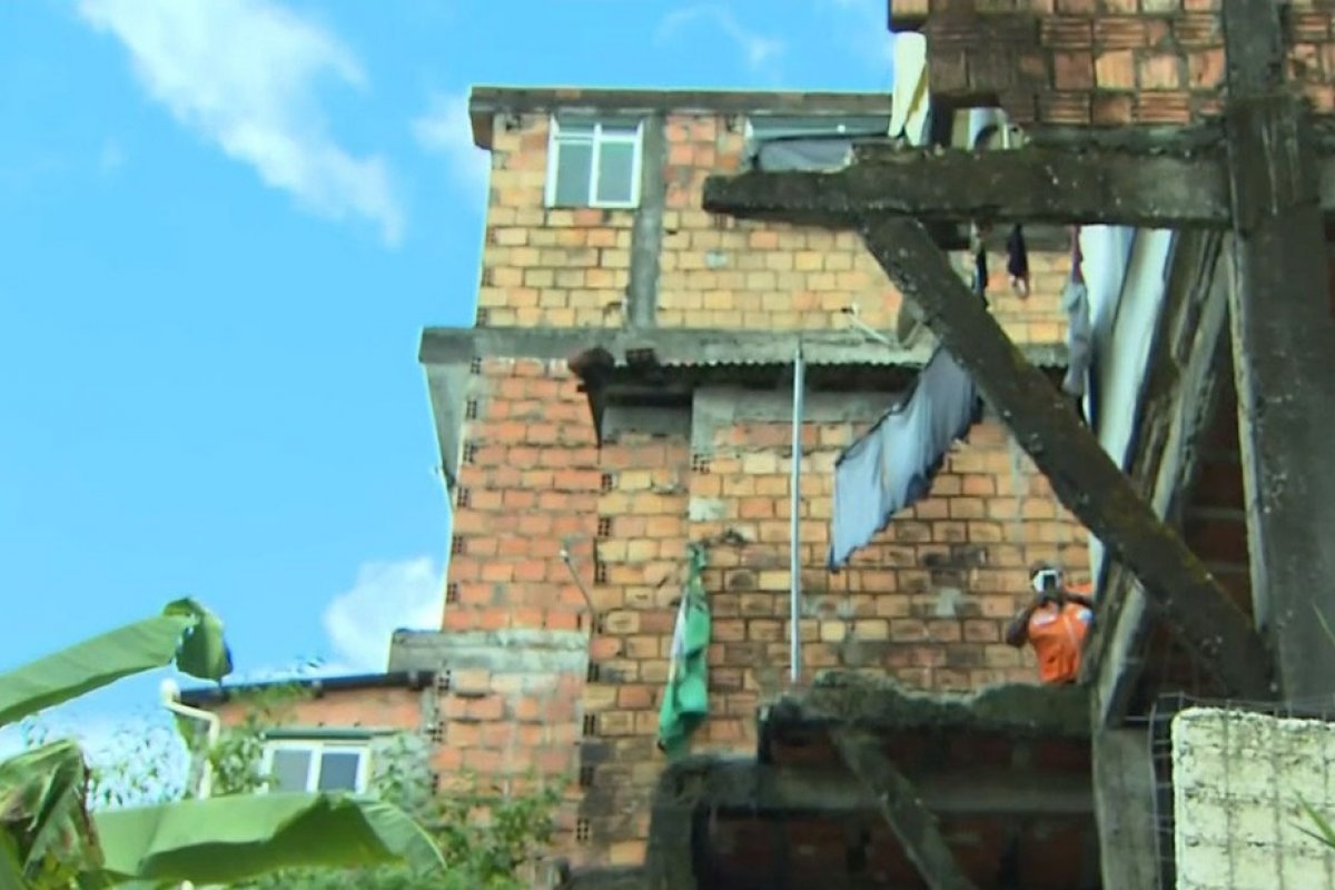 Laje desaba e mulher fica ferida após cair de altura de 7 metros em Salvador