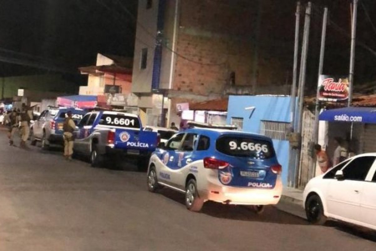 Operação em Feira de Santana termina com policial baleado, suspeito de tráfico preso e outro morto