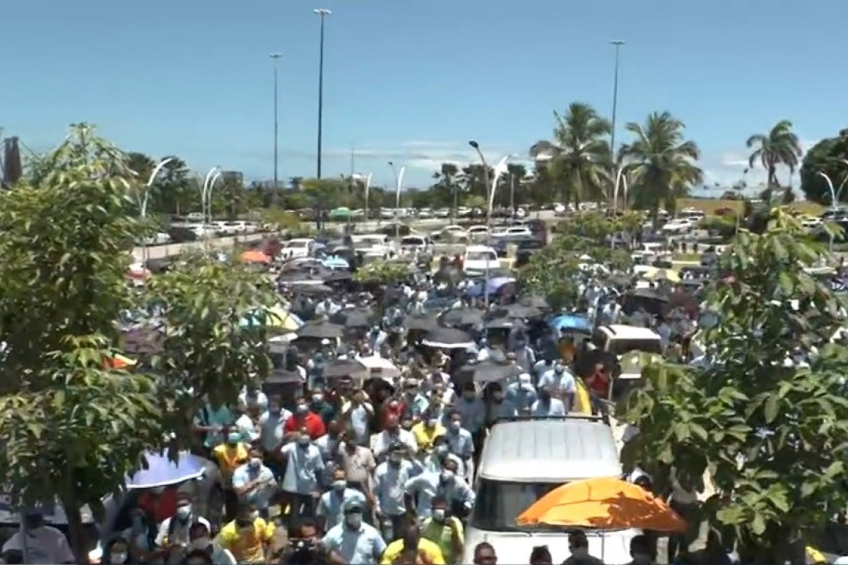 Funcionários da Ford realizam protesto em frente a Alba nesta quarta-feira (13)