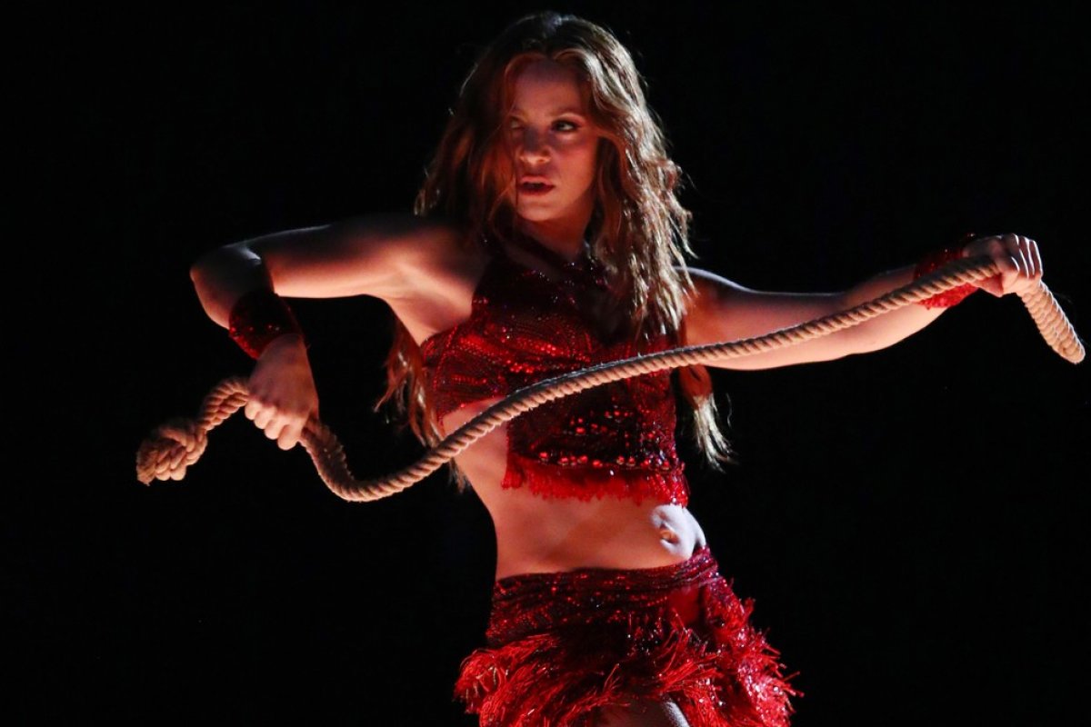 Com 25 anos de carreira, Shakira vende todo seu catálogo musical