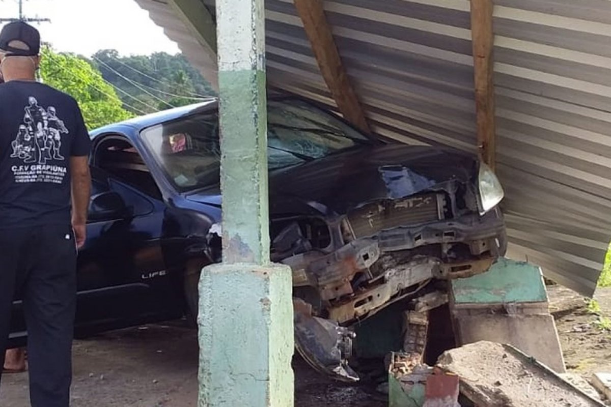 Uma pessoa morre e outra fica ferida após carro invadir ponto de ônibus no sul da Bahia