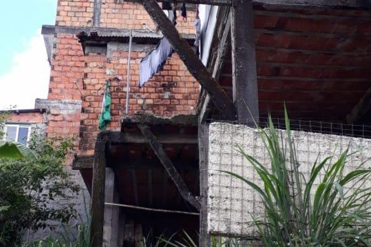 Prefeitura inicia demolição de imóvel no Alto do Cabrito, em Salvador