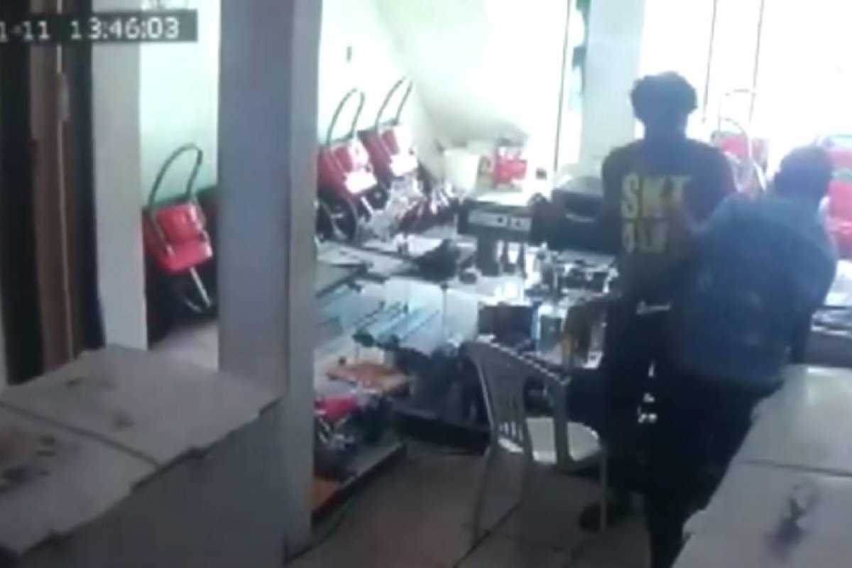 Câmera de segurança flagra assalto em sorveteria no bairro de Mussurunga, em Salvador