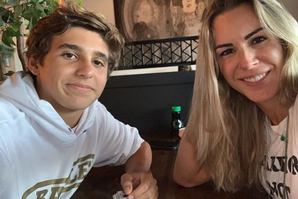 Morando nos EUA, eterna feiticeira Joana Prado compartilha foto rara com o filho