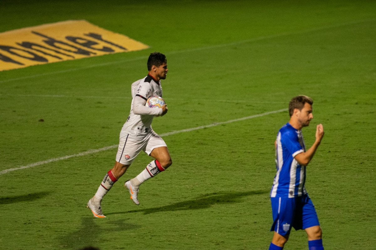 Com gol no fim, Vitória arranca empate com o Avaí fora de casa