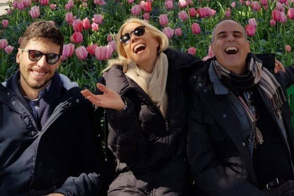 Sucesso desde os anos 80, Paula Toller posta registro raro, ao lado do filho e do marido