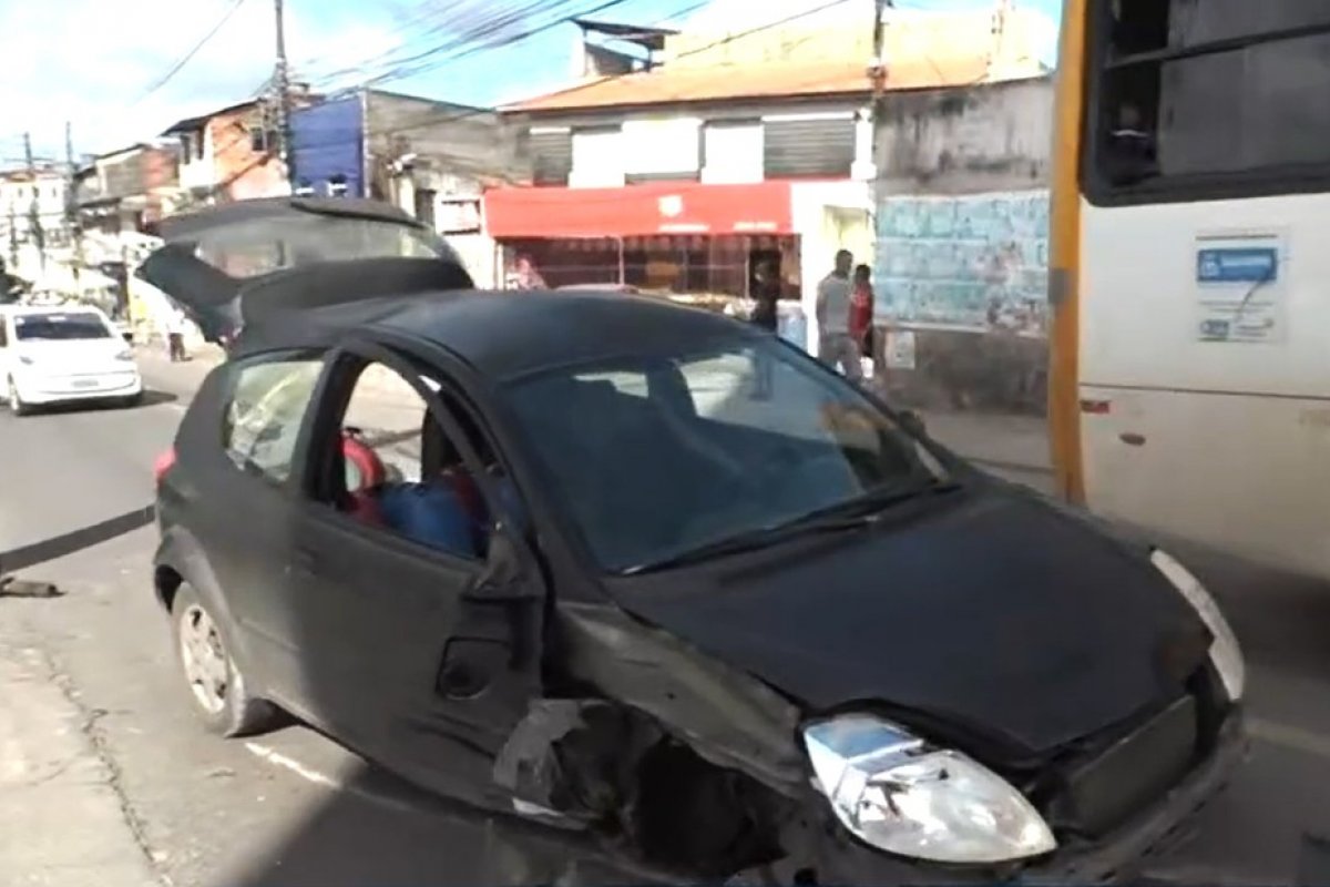 Motorista fica ferido após batida de carro em poste na Estrada das Barreiras, em Salvador