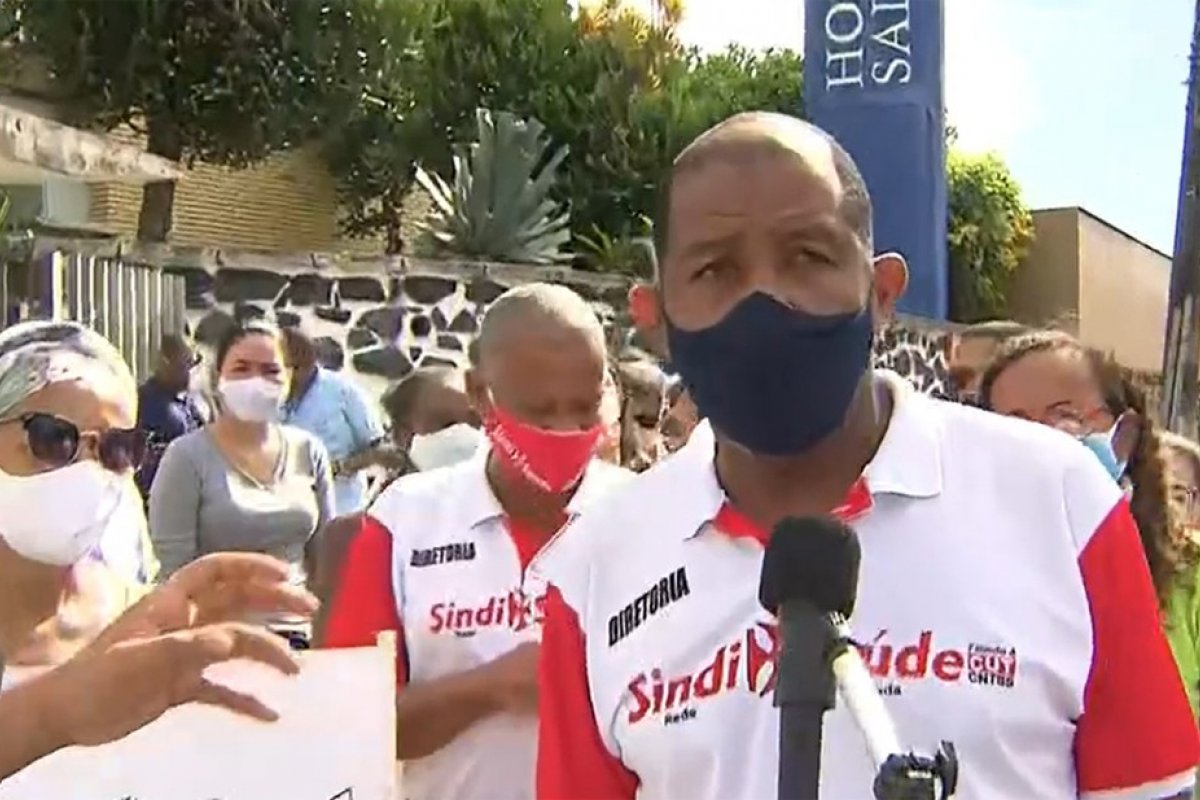 Funcionários do Hospital Salvador realizam protesto