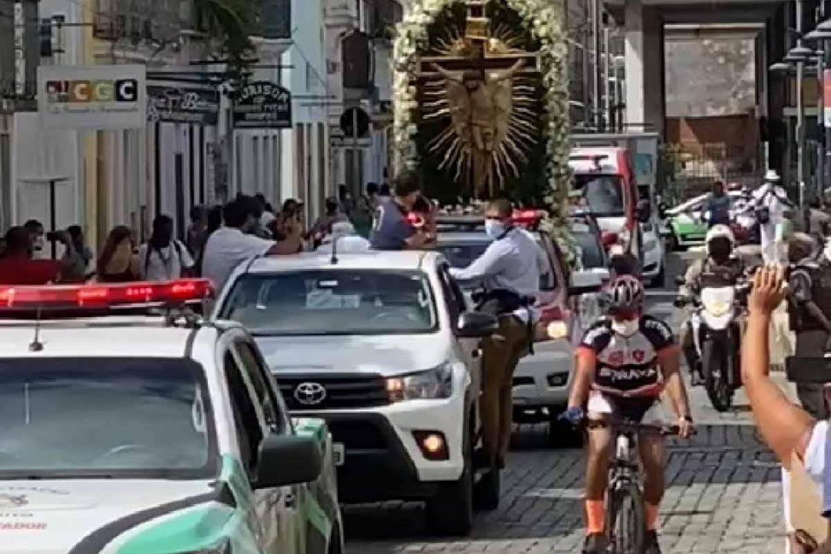 Vídeo: Imagem do Senhor do Bonfim peregrina no Centro Histórico de Salvador