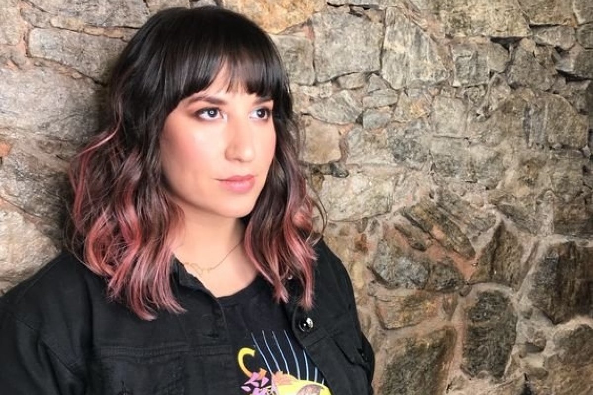 Pensando em pintar os cabelos? Aposte nas mechas californianas coloridas