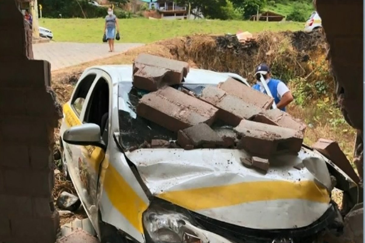 Aluna de autoescola bate carro em muro durante prova de habilitação e é reprovada