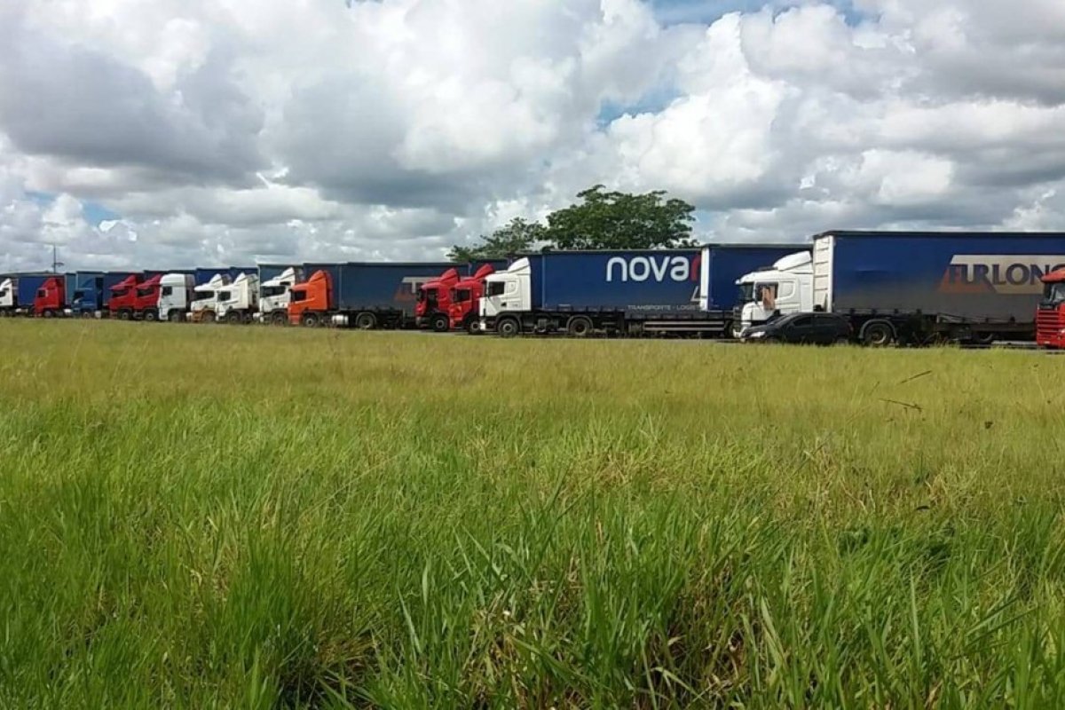 Caminhoneiros não conseguem descarregar carretas em fábrica da Ford na Bahia
