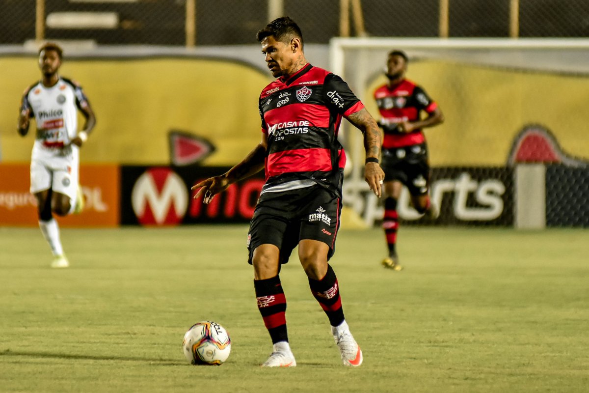 Léo Ceará se aproxima de Caio Dantas na artilharia da Série B