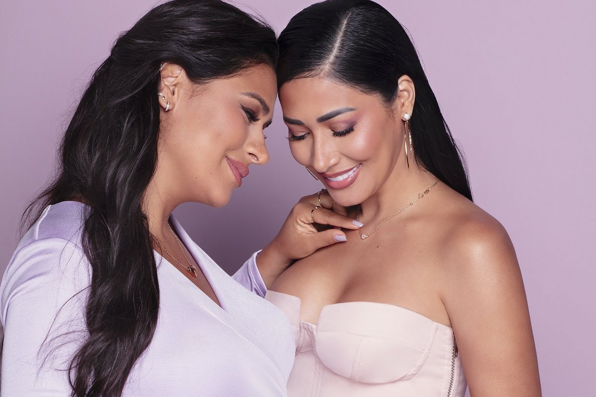 Marca de joias folheadas lança nova coleção cápsula da dupla Simone & Simaria