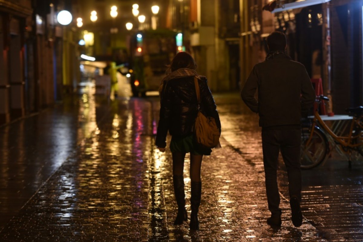 França antecipa toque de recolher por causa da covid-19